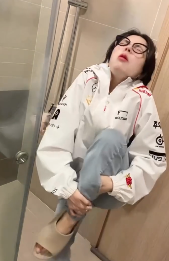 Mai Dora Stuns Fans with Smooth New Trend Video 4 Mai Dora posing elegantly