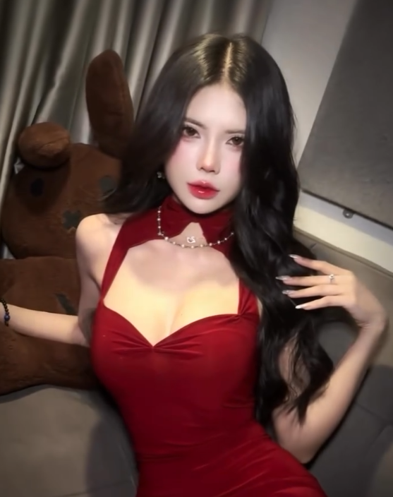 Mai Dora Stuns Fans with Smooth New Trend Video 6 Mai Dora smiling brightly
