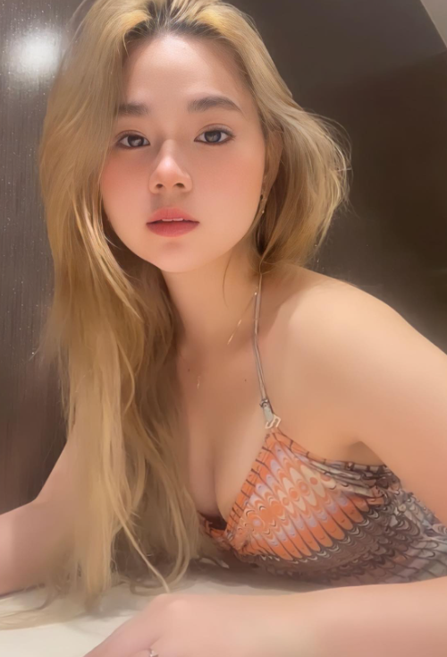 Streamer’s Sexy Pikachu Cosplay Sparks Buzz Online 9 Frincess selfie
