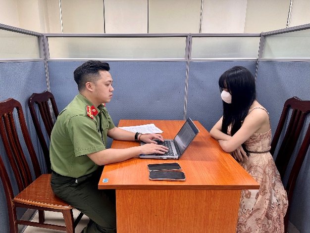 Fanpage 'Teacher H' owner working with police. Photo: Hanoi Police