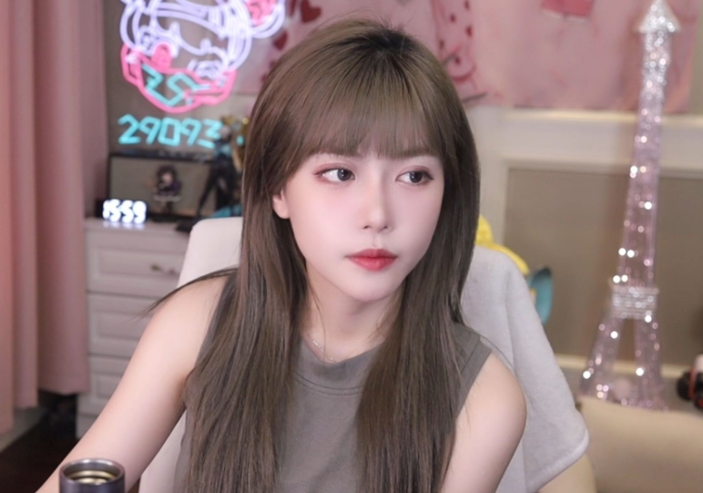 Streamer Sparks Backlash with Wild On-Stream Challenge 1 Chu Thu Nghi livestreaming
