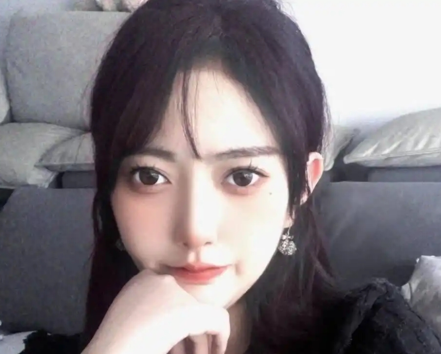 Rich Fan Spends $3M on Streamer but Gets Rejected 1 Streamer Chang in beauty livestream