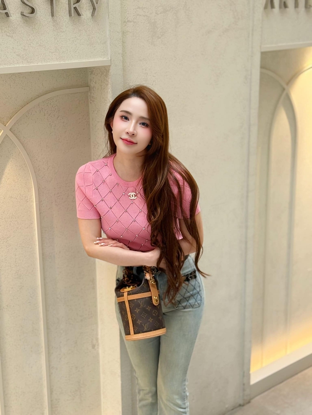Quỳnh Nga showing off her figure