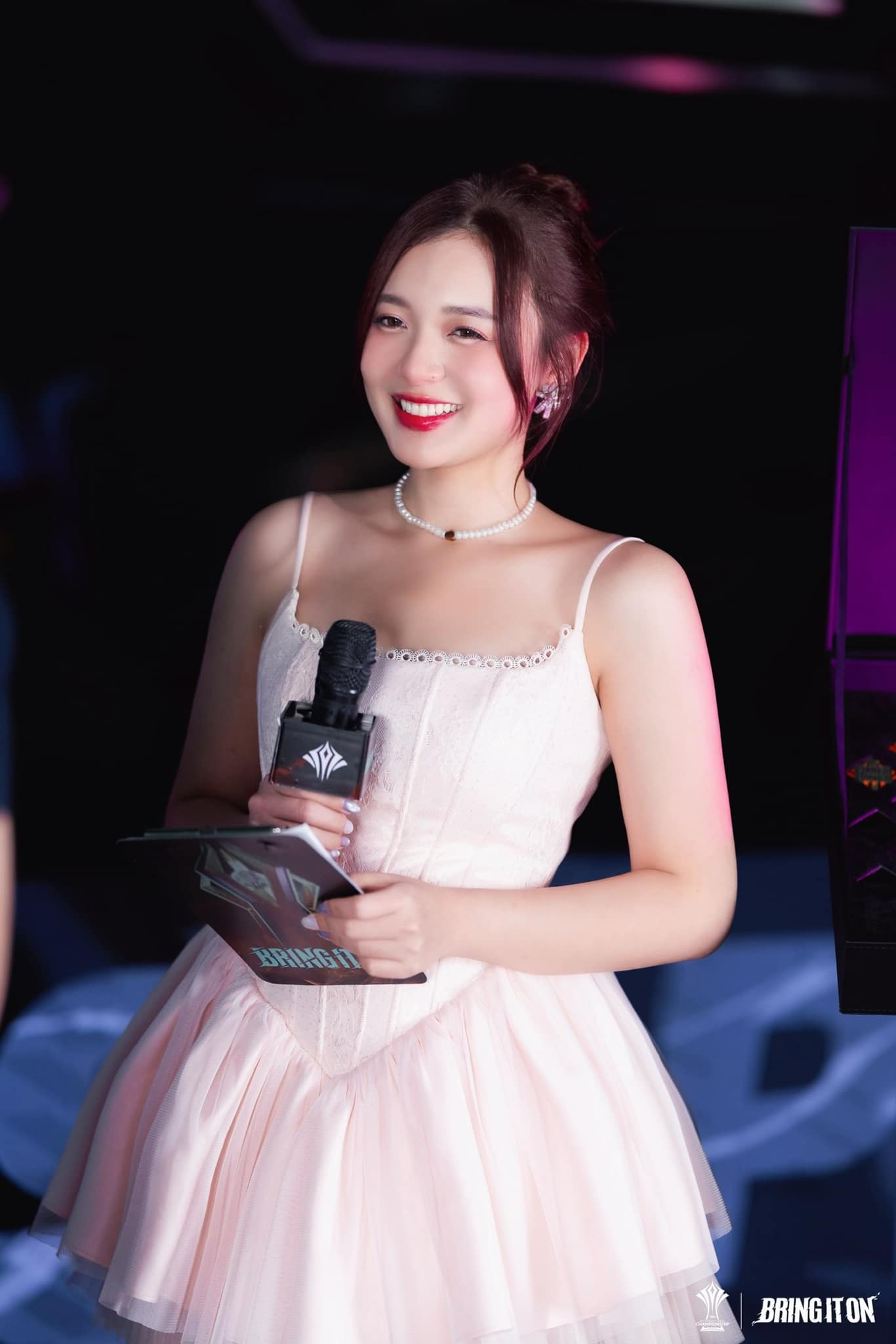 Esports MC Phuong Thao Confidently Shows Her Bare Face 8 Phuong Thao smiling at event