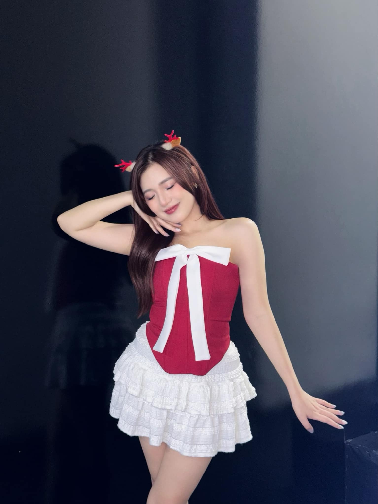 Esports MC Phuong Thao Confidently Shows Her Bare Face 7 Phuong Thao on stage
