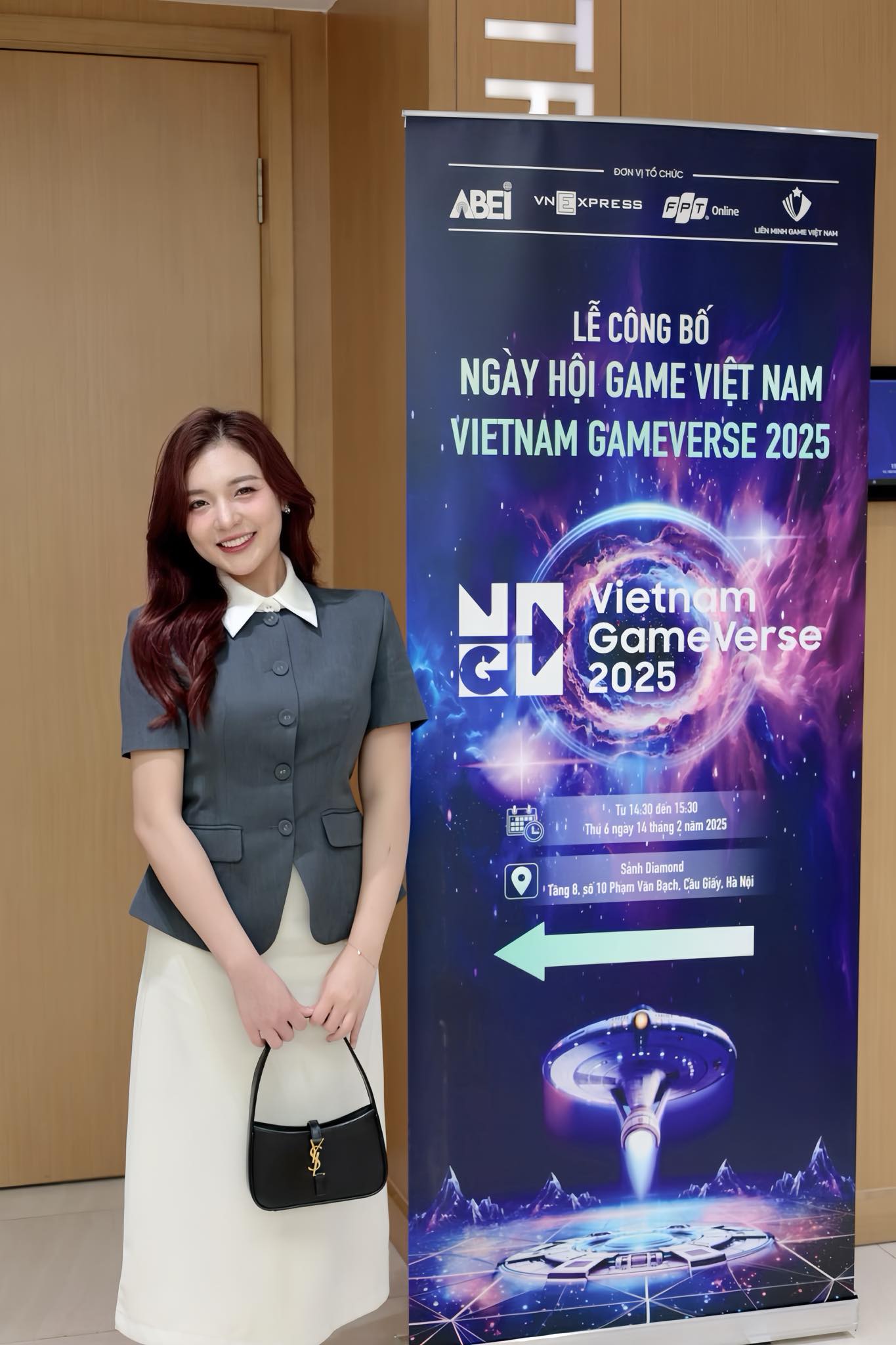 Esports MC Phuong Thao Confidently Shows Her Bare Face 9 Phuong Thao at a gaming event