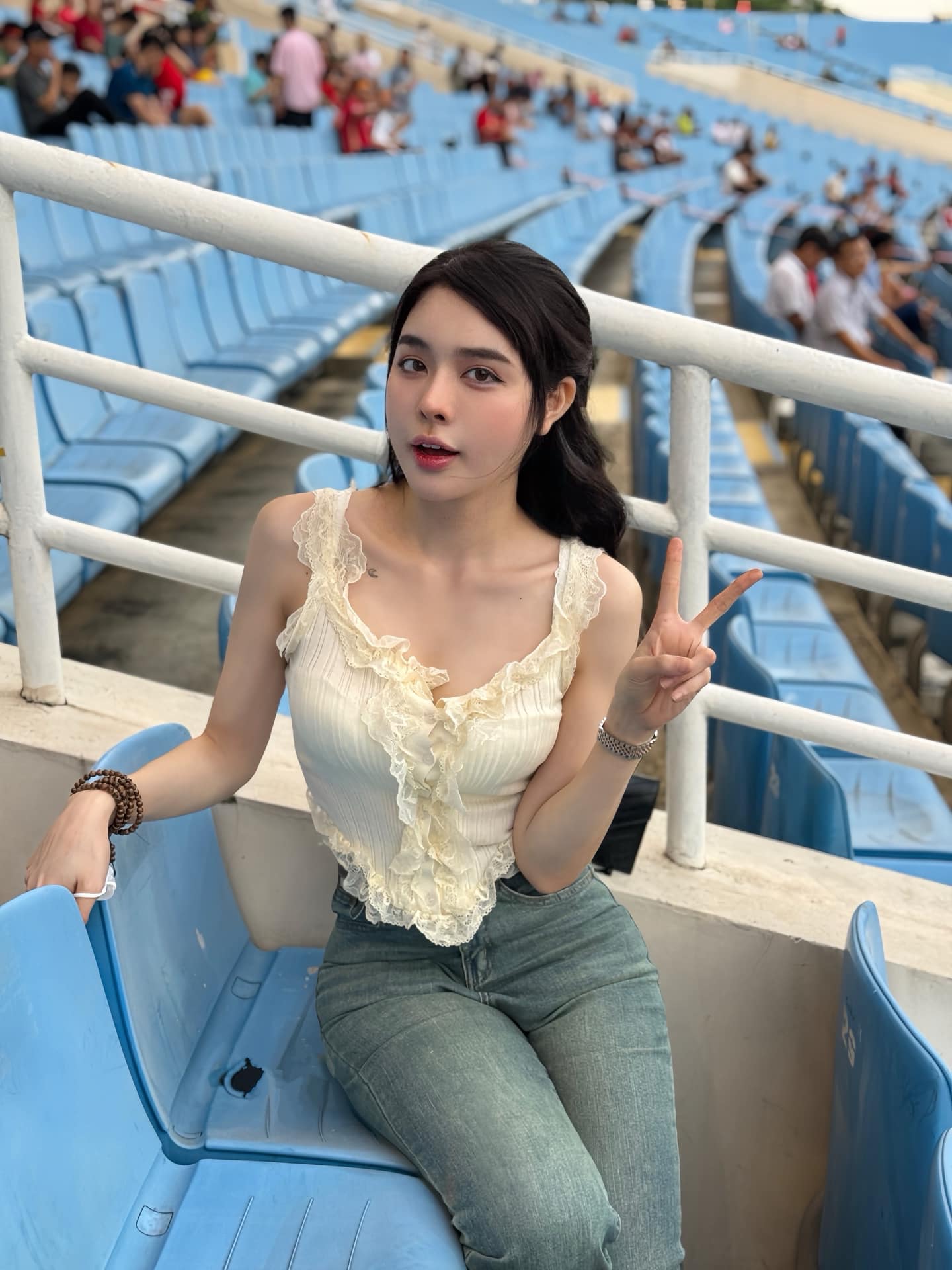 Hot Girl Trần Bích Hạnh Stuns Fans with Perfect Figure 3 Trần Bích Hạnh in stylish outfit