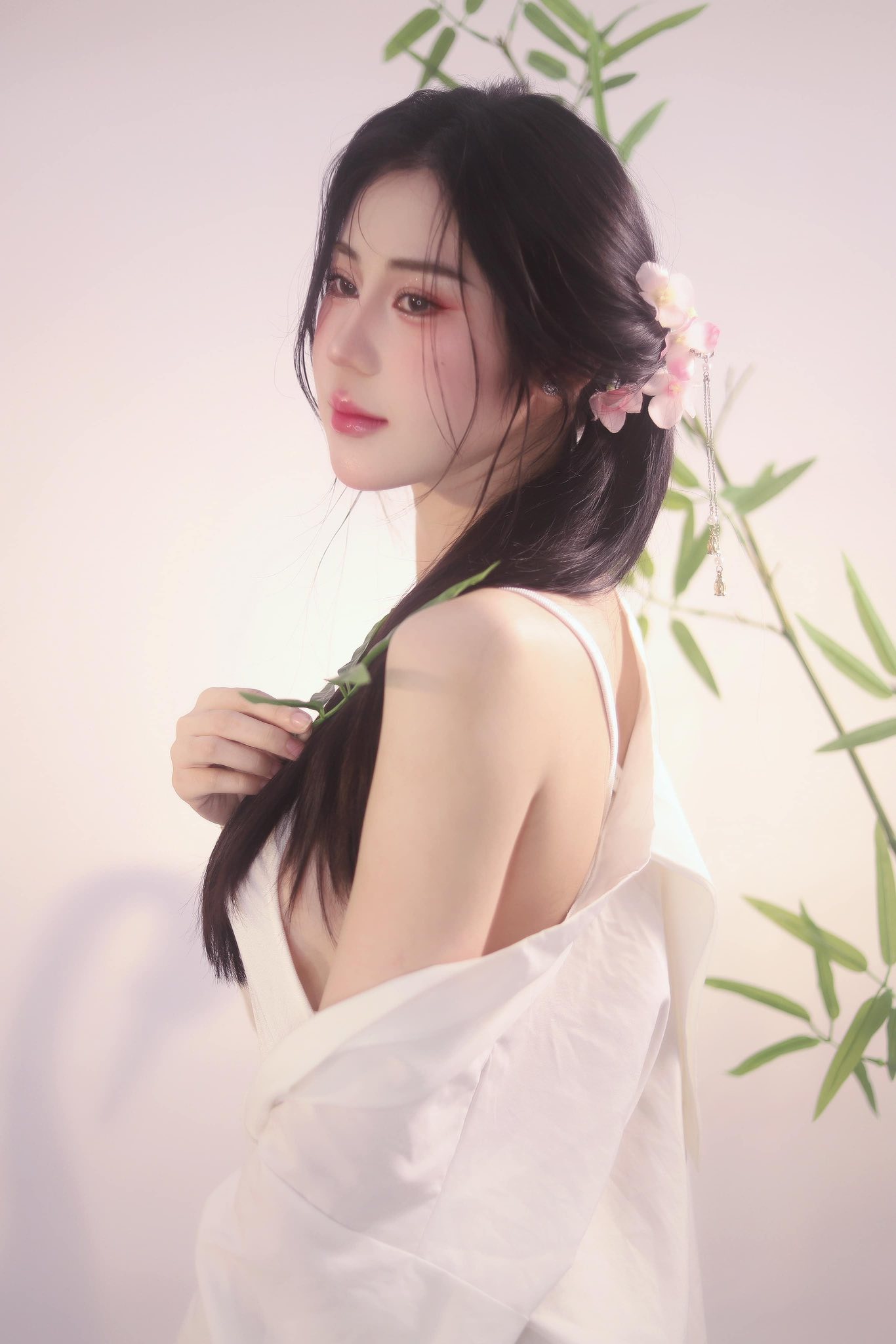 Legendary Streamer Phan Hoàng Thiên Thy Returns with Stunning Looks 2 Phan Hoàng Thiên Thy in stylish outfit