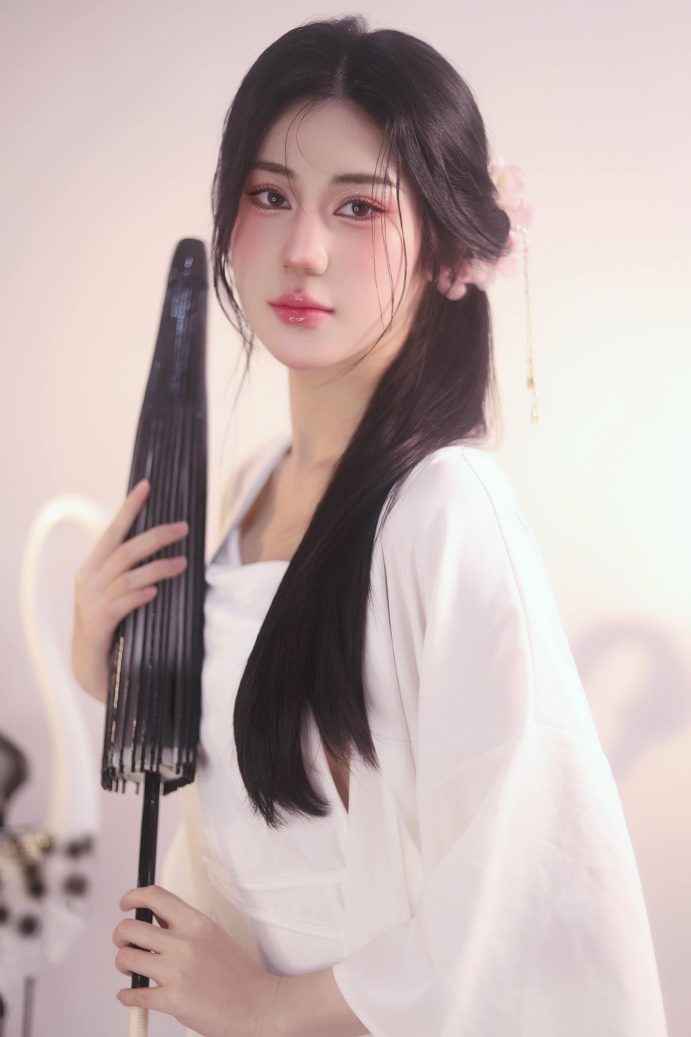 Legendary Streamer Phan Hoàng Thiên Thy Returns with Stunning Looks 1 Phan Hoàng Thiên Thy posing