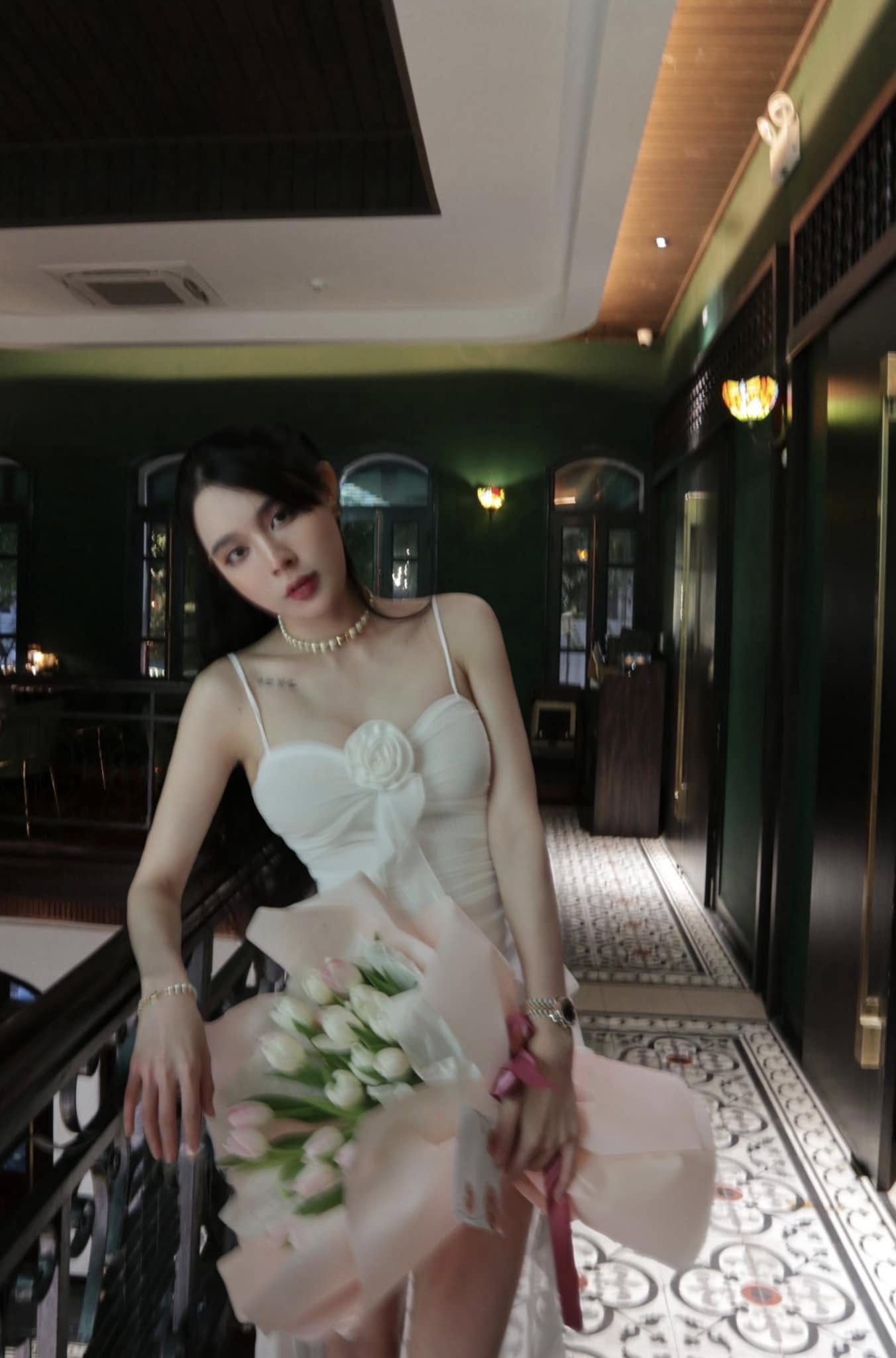 Hot Girl Trần Bích Hạnh Stuns Fans with Perfect Figure 8 Trần Bích Hạnh posing confidently
