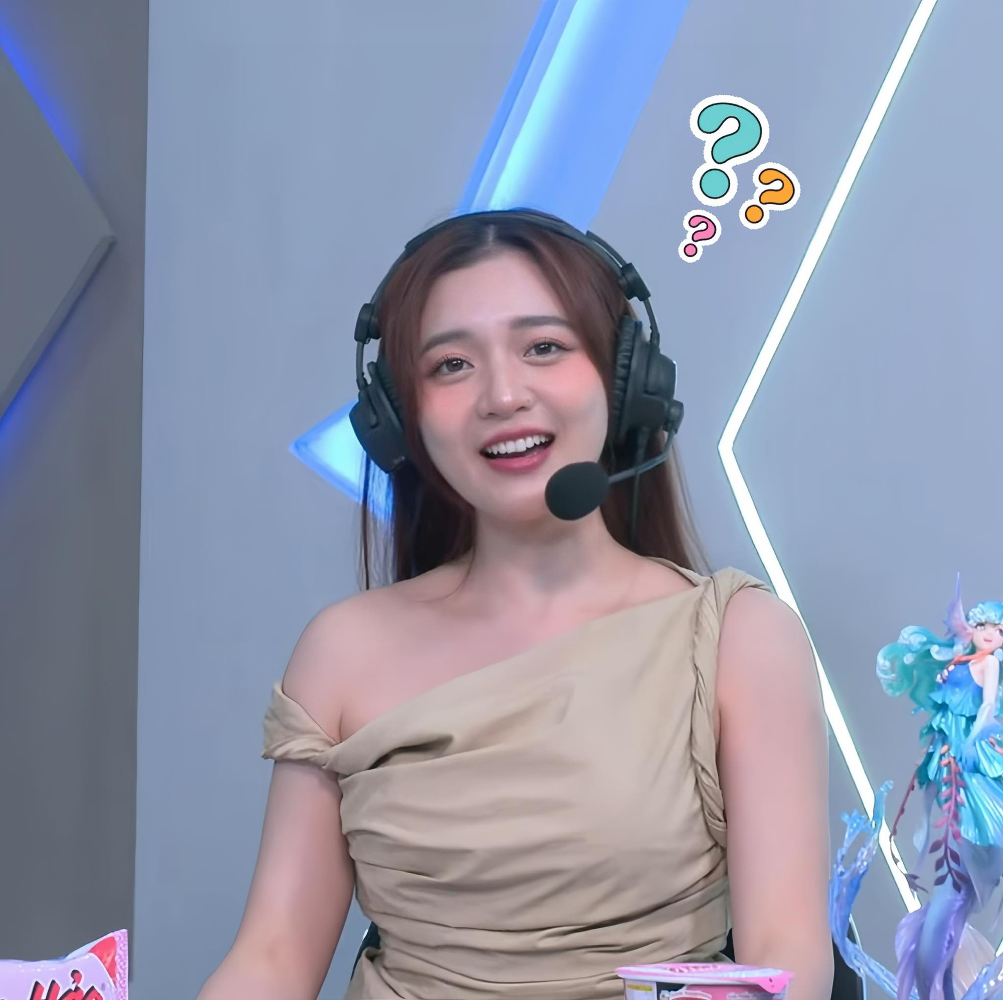 Esports MC Phuong Thao Confidently Shows Her Bare Face 3 Phuong Thao at an esports event
