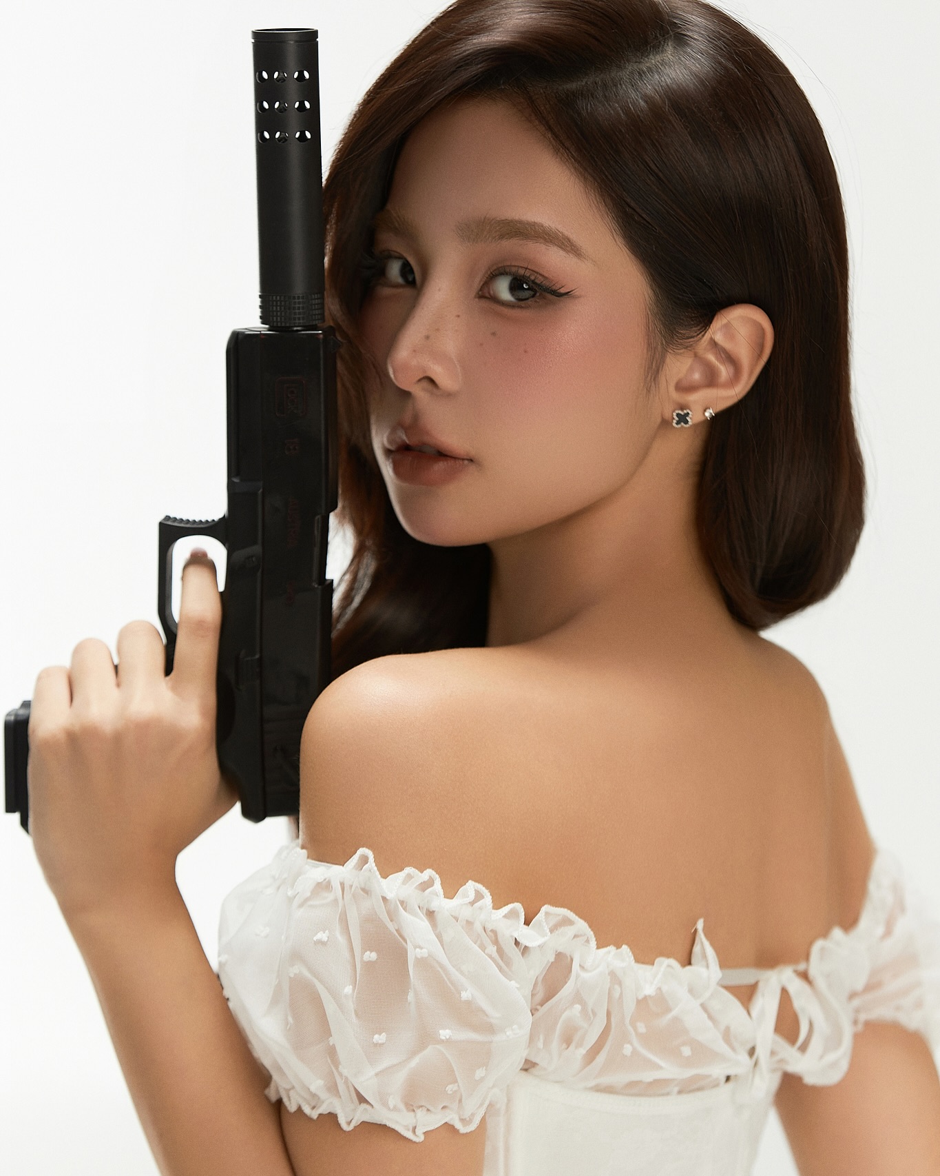 Tammy Phạm Stuns Fans with Bold New Look 2 Tammy Phạm posing confidently
