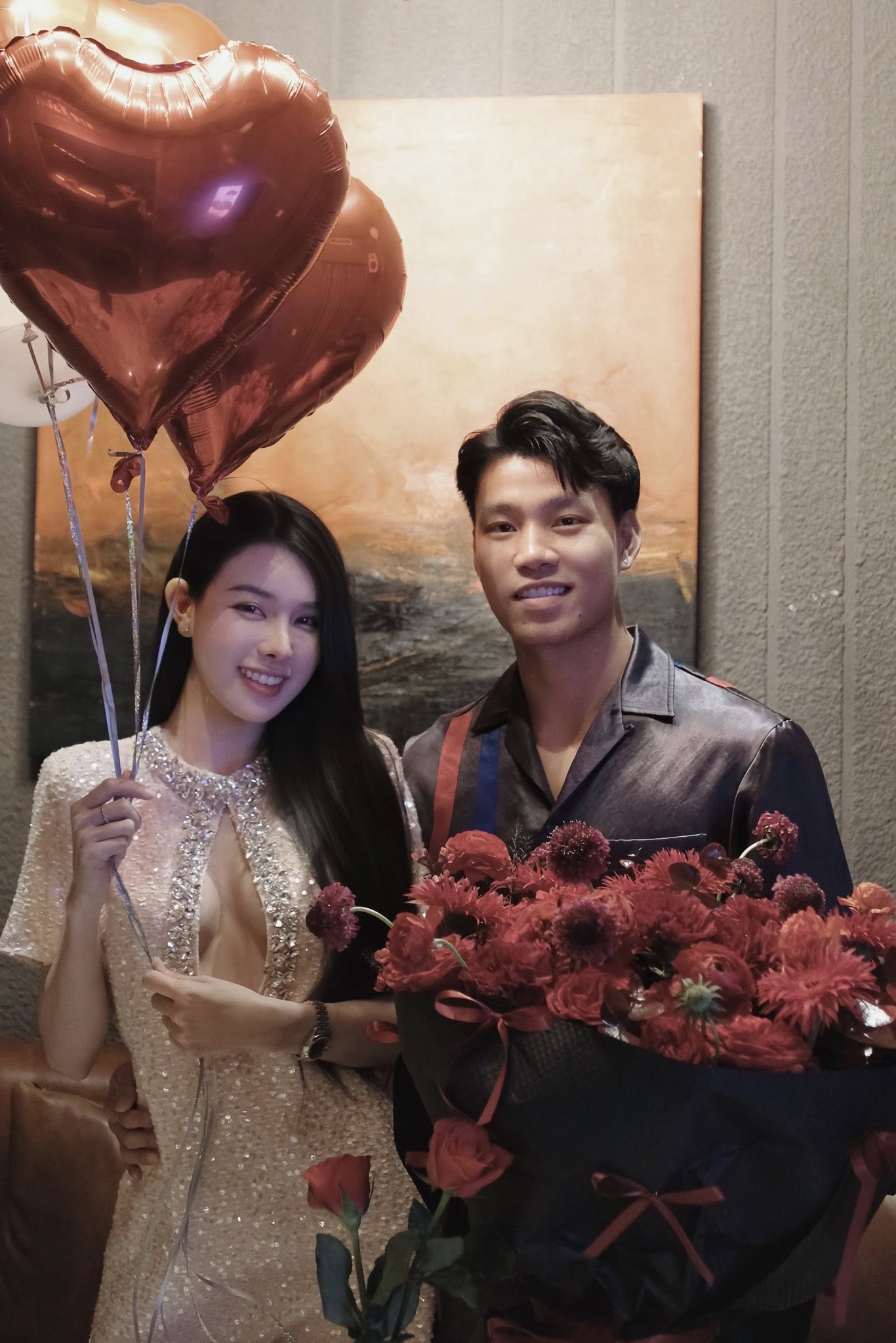 Hot Girl Trần Bích Hạnh Stuns Fans with Perfect Figure 4 Romantic dinner photo of Trần Bích Hạnh and footballer