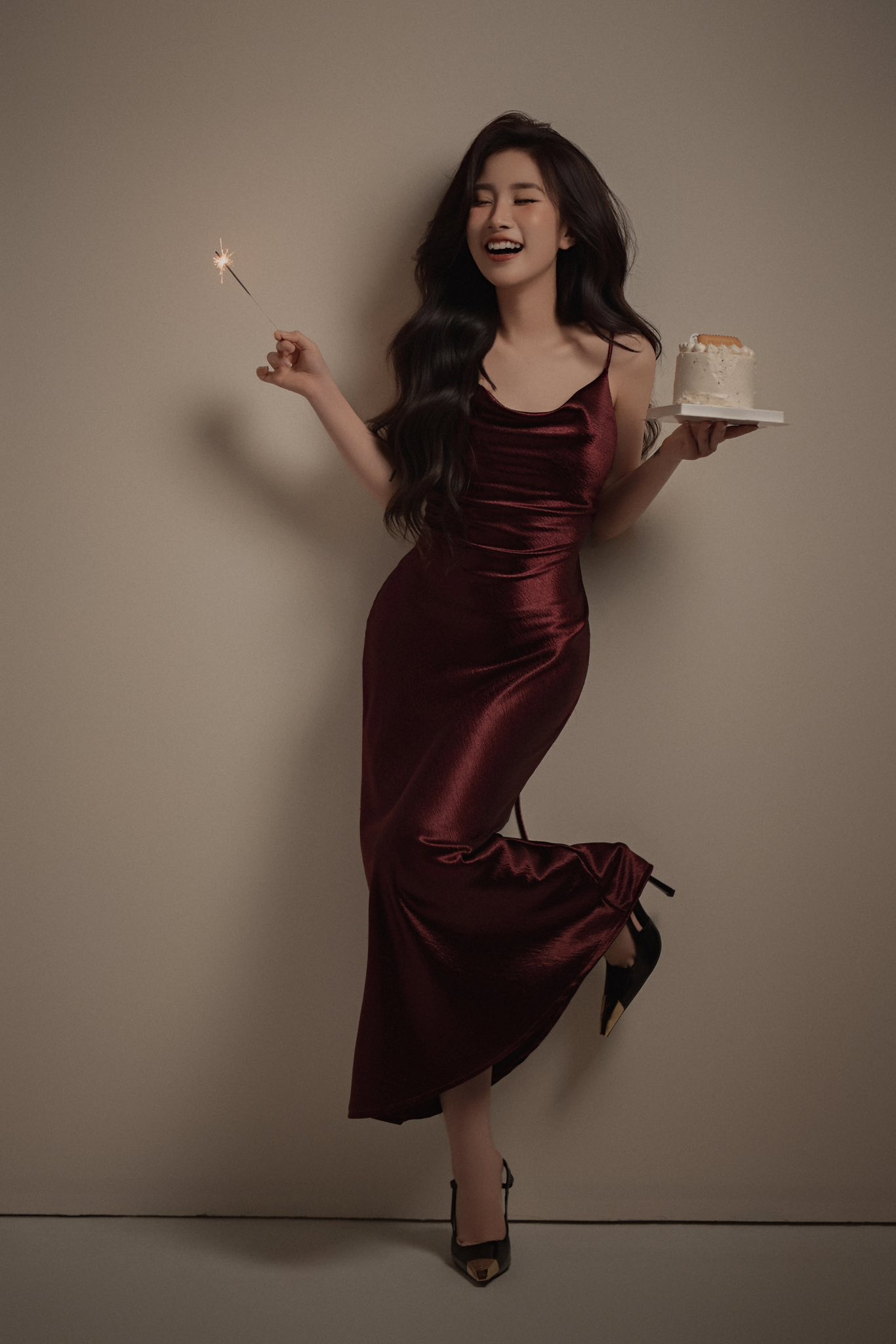 Tiểu Hý Stuns Fans with Stunning Mature Photoshoot 3 Tiểu Hý showing off a confident look