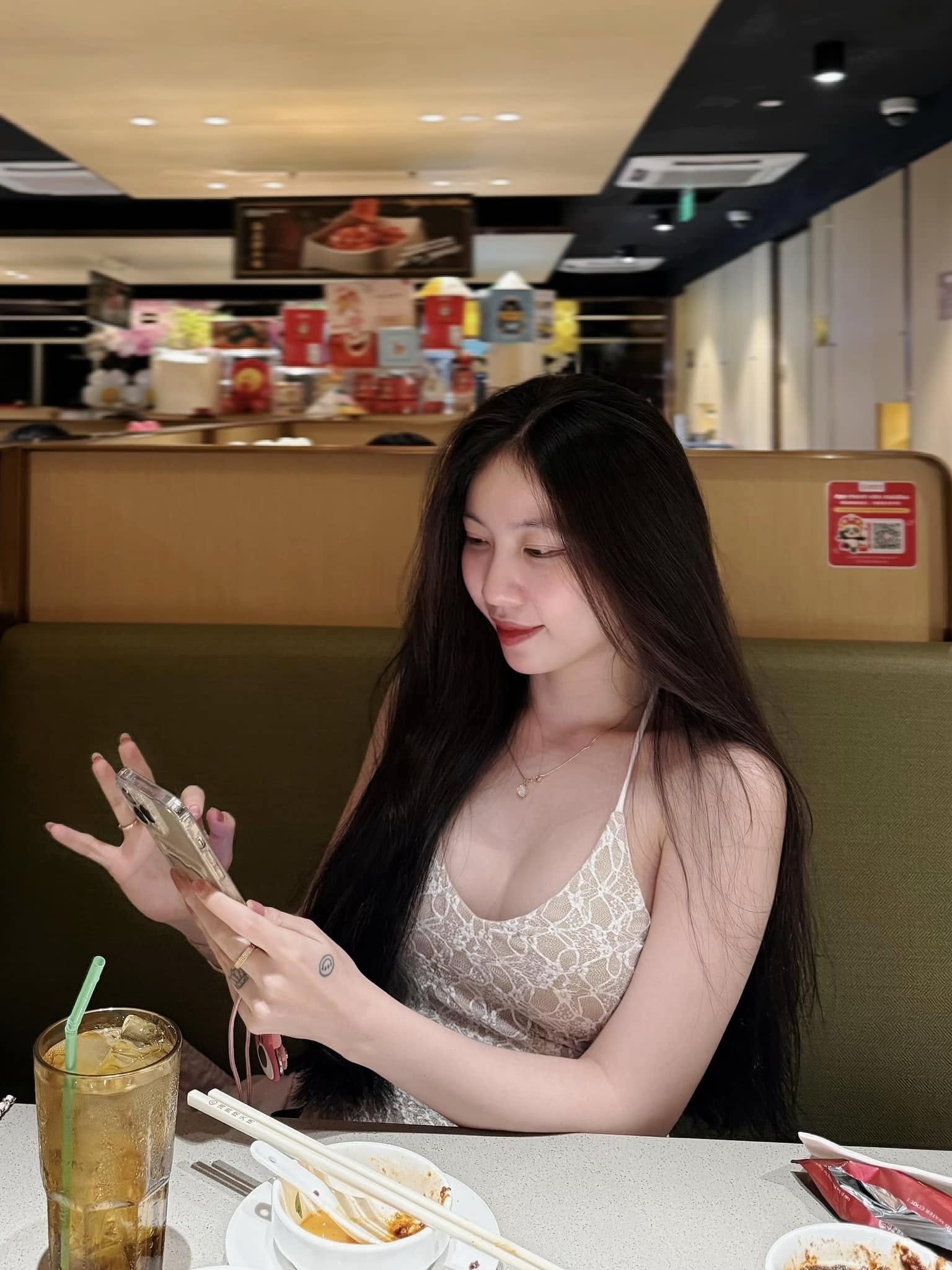 Where Is PUBG Mobile’s Only Female Pro Player Now? 5 49406707239742093061915855251599508367238293n 1745981337715195768590 1745982476373 1745982476537190585132