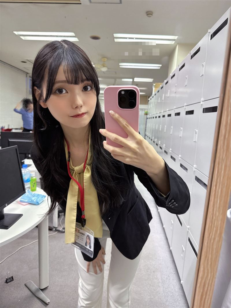 Matsunaga Akari at the studio