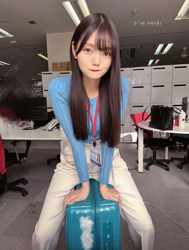 Matsunaga Akari working at the studio