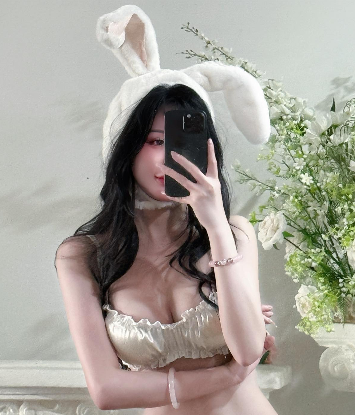 Legendary Streamer Phan Hoàng Thiên Thy Returns with Stunning Looks 3 Phan Hoàng Thiên Thy fashionable photo