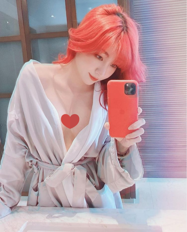 Như Hexi Stuns Fans with a Bare-Shoulder Cosplay Look 2 edit photo 1743493021994 1743493054934350708590