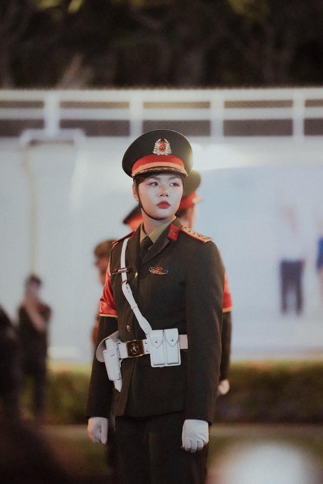 Ngô Lâm Phương stands out not just for her looks but for her serious, decisive, and composed demeanor with every step.