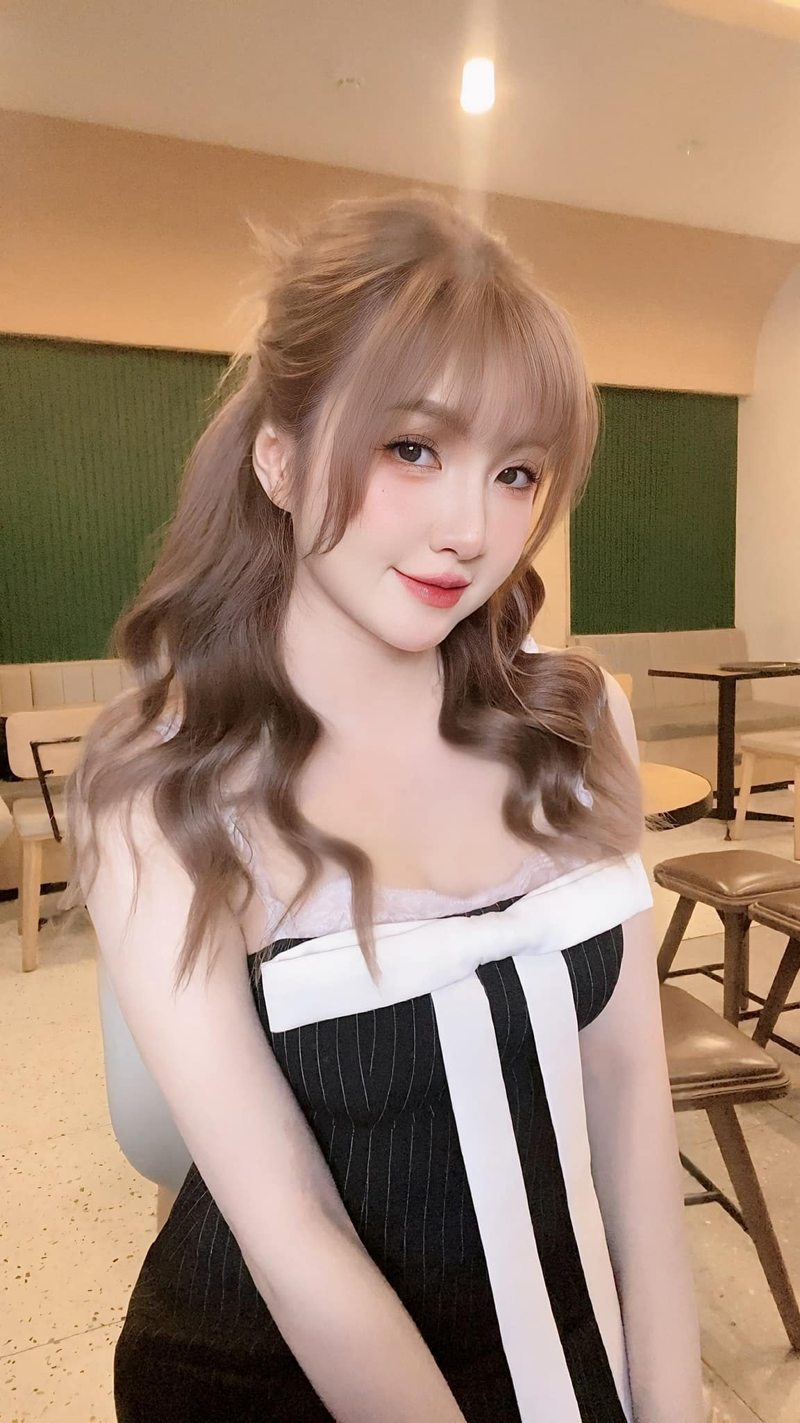 Như Hexi Stuns Fans with a Bare-Shoulder Cosplay Look 7 photo 1743493235953 17434932361321079217203