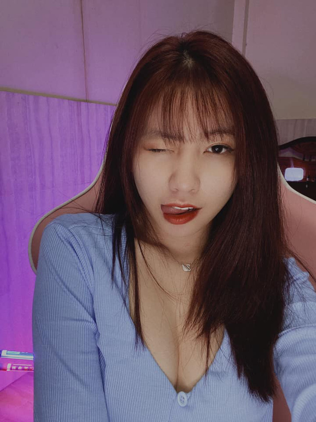 Where Is PUBG Mobile’s Only Female Pro Player Now? 1 Not only known for her top-tier gaming skills, she also had a cute, sweet look and a bold style that made her stand out among female streamers at the time.
