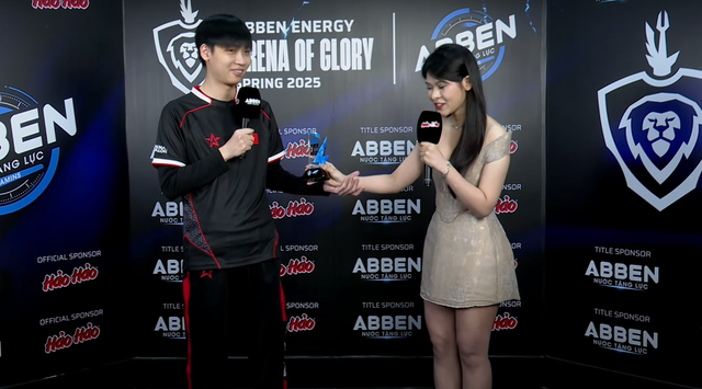 Bird.LB grabbing MC Kim Ngân's wrist on livestream