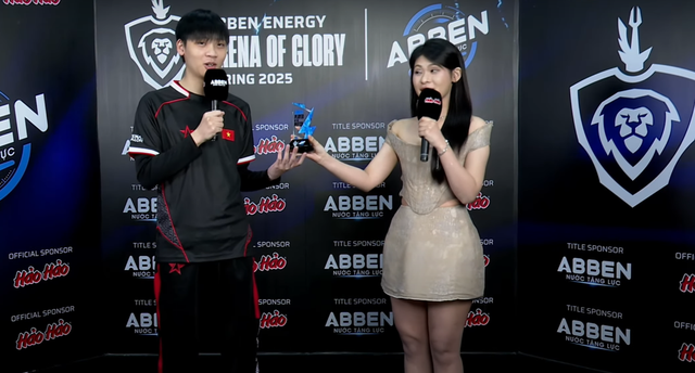 MC Kim Ngân reacting calmly on livestream