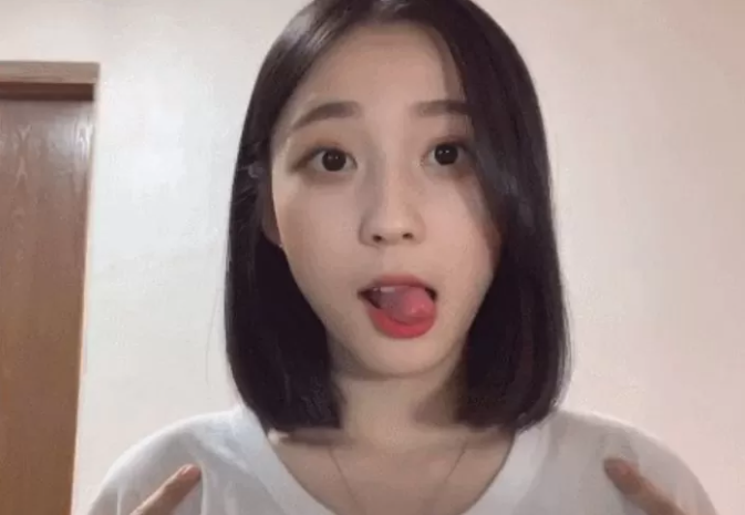 Jiami’s Stunning Transformation Into a Top Korean Streamer 2 Jiami performing on stream