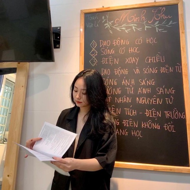 Viral 'Physics Teacher' Minh Thu Returns, Shows Off Fluent Language Skills 1 163607 201167600 2018998654924205 6143 1746521118091850787211 1746522567431 1746522567963316735543