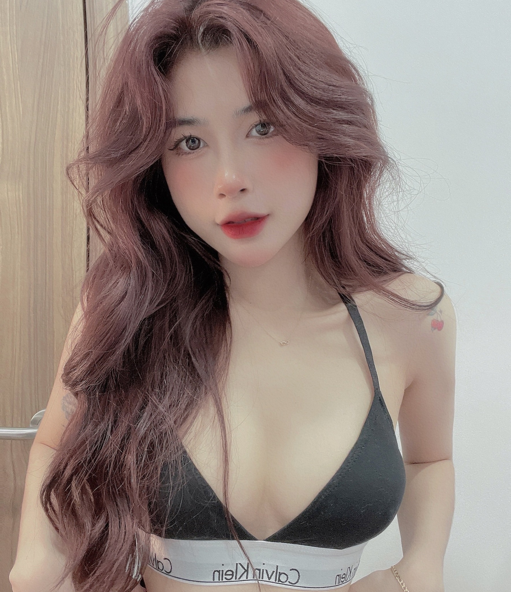 Kim Chung Phan’s Bikini Pics Spark Envy Among Liên Quân Fans 10 Kim Chung enjoying summer vacation