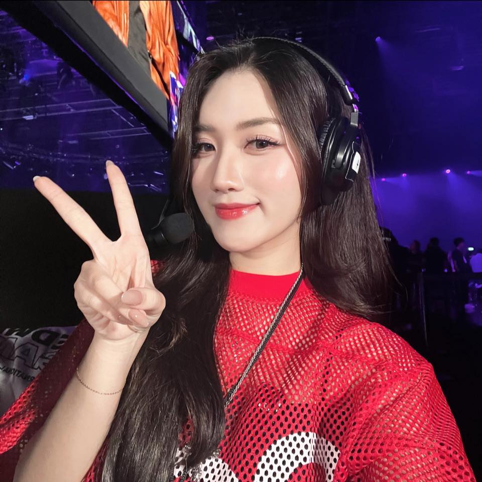 MC Linh Nắng’s Dreamy Moments Captivate Fans 3 MC Linh Nắng in elegant outfit