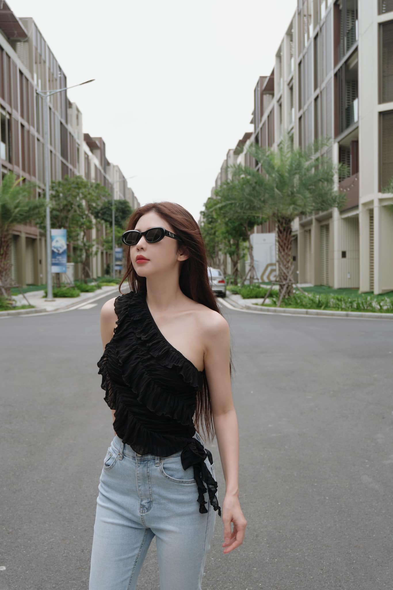 Liz Kim Cương's stylish fashion look