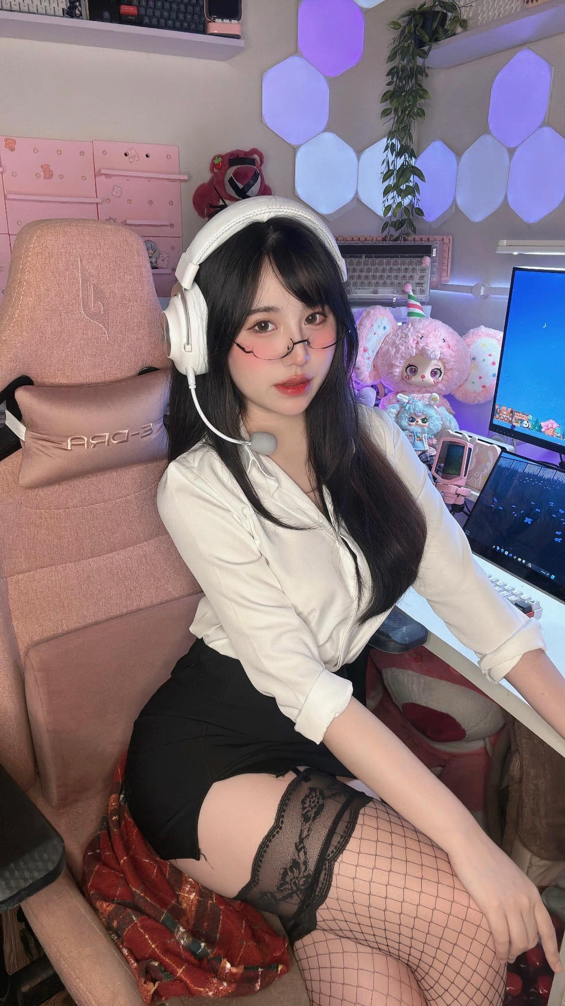 Streamer Tiểu An Nails the Perfect Gaming Setup for Big Views 3 Tiểu An's gaming setup with LED lights