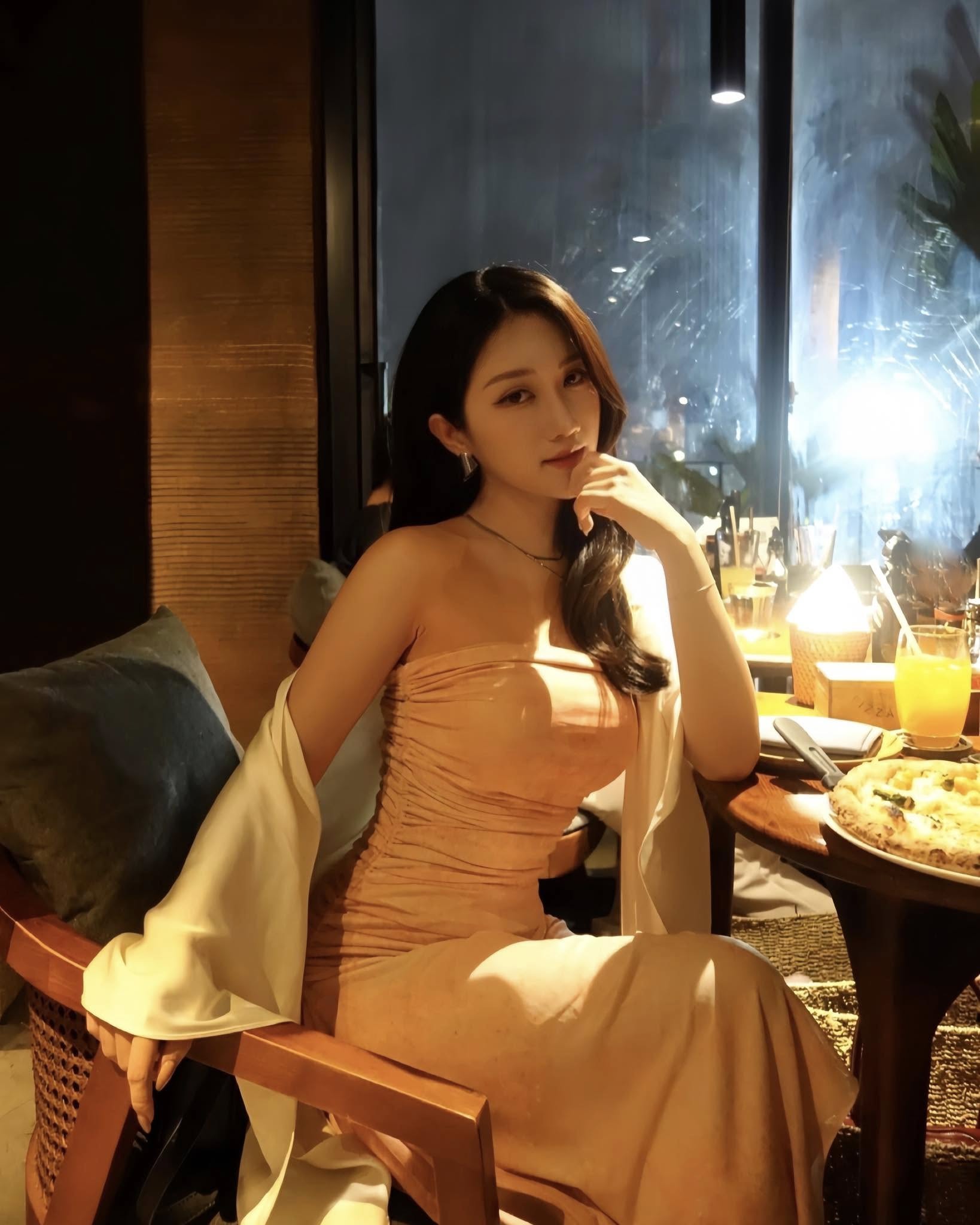 MC Linh Nắng’s Dreamy Moments Captivate Fans 9 MC Linh Nắng soft pastel look