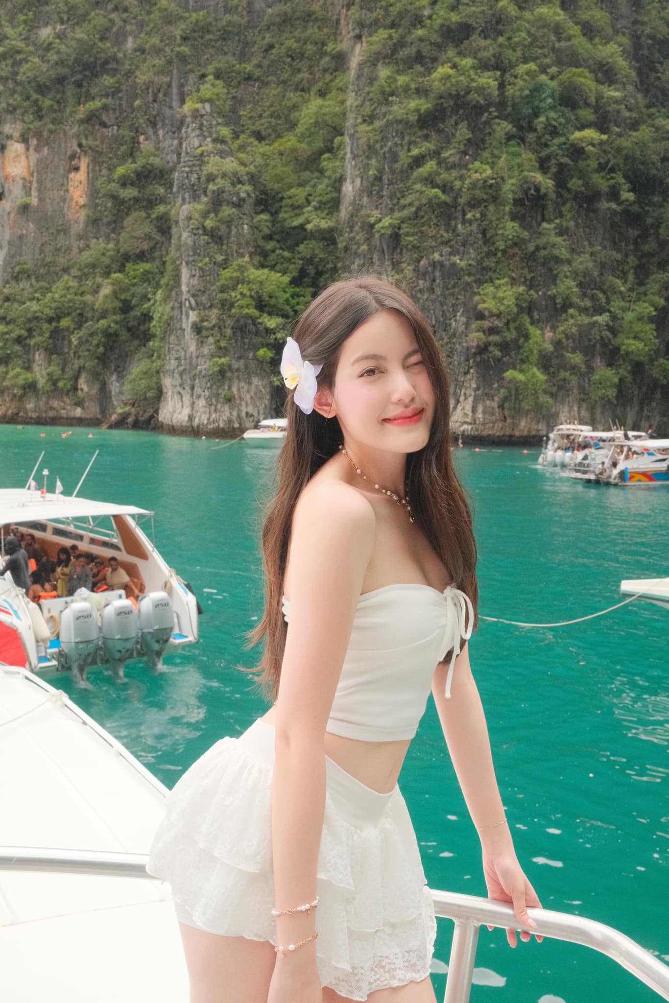 Tăng Mỹ Hàn’s Dreamy Photos Win Fans Back After Drama 1 Tăng Mỹ Hàn posing in a dreamy outfit