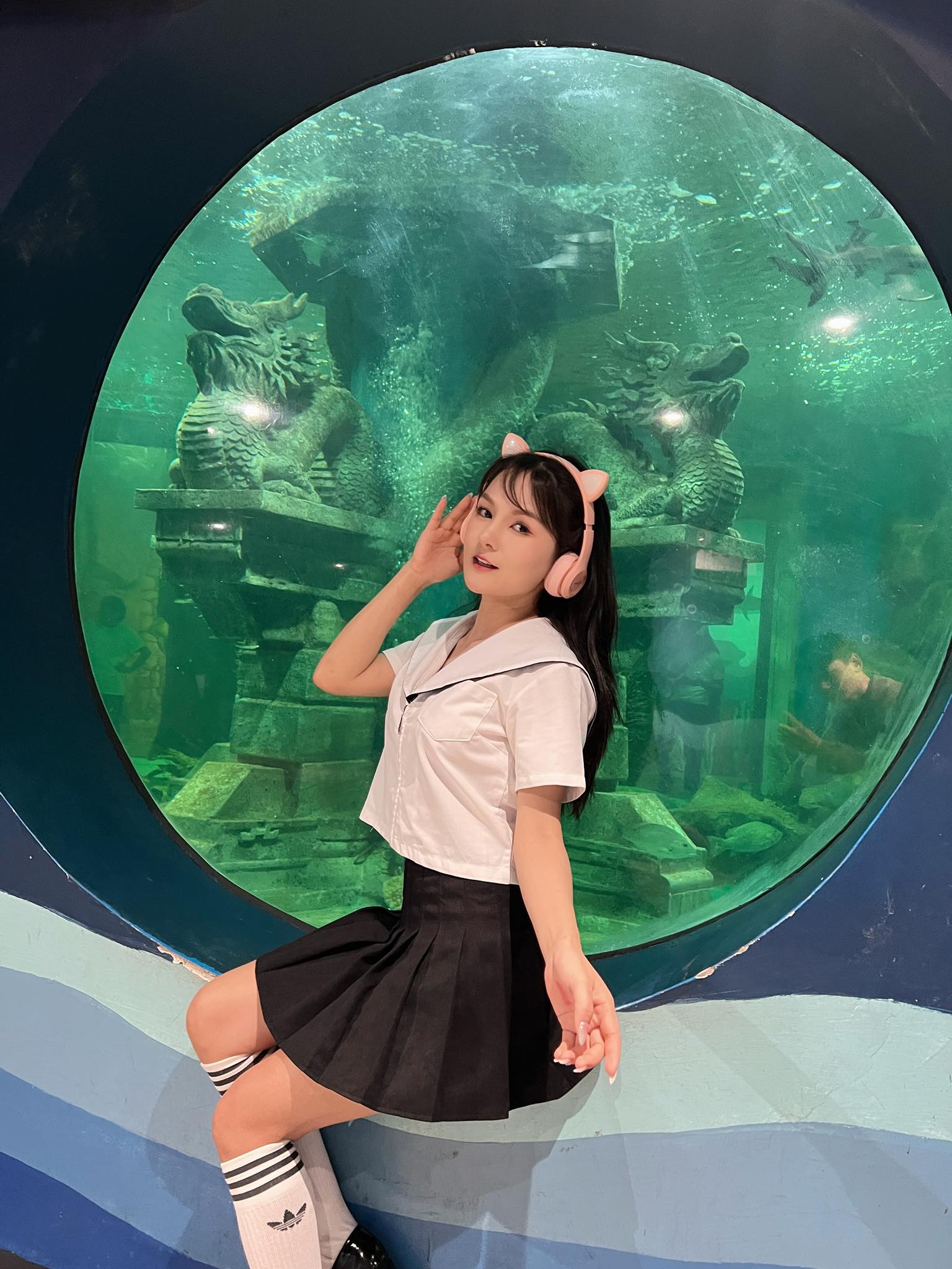 Mermaid Performer Ngọc Ánh Clears Up Income Rumors 7 Ngọc Ánh with family