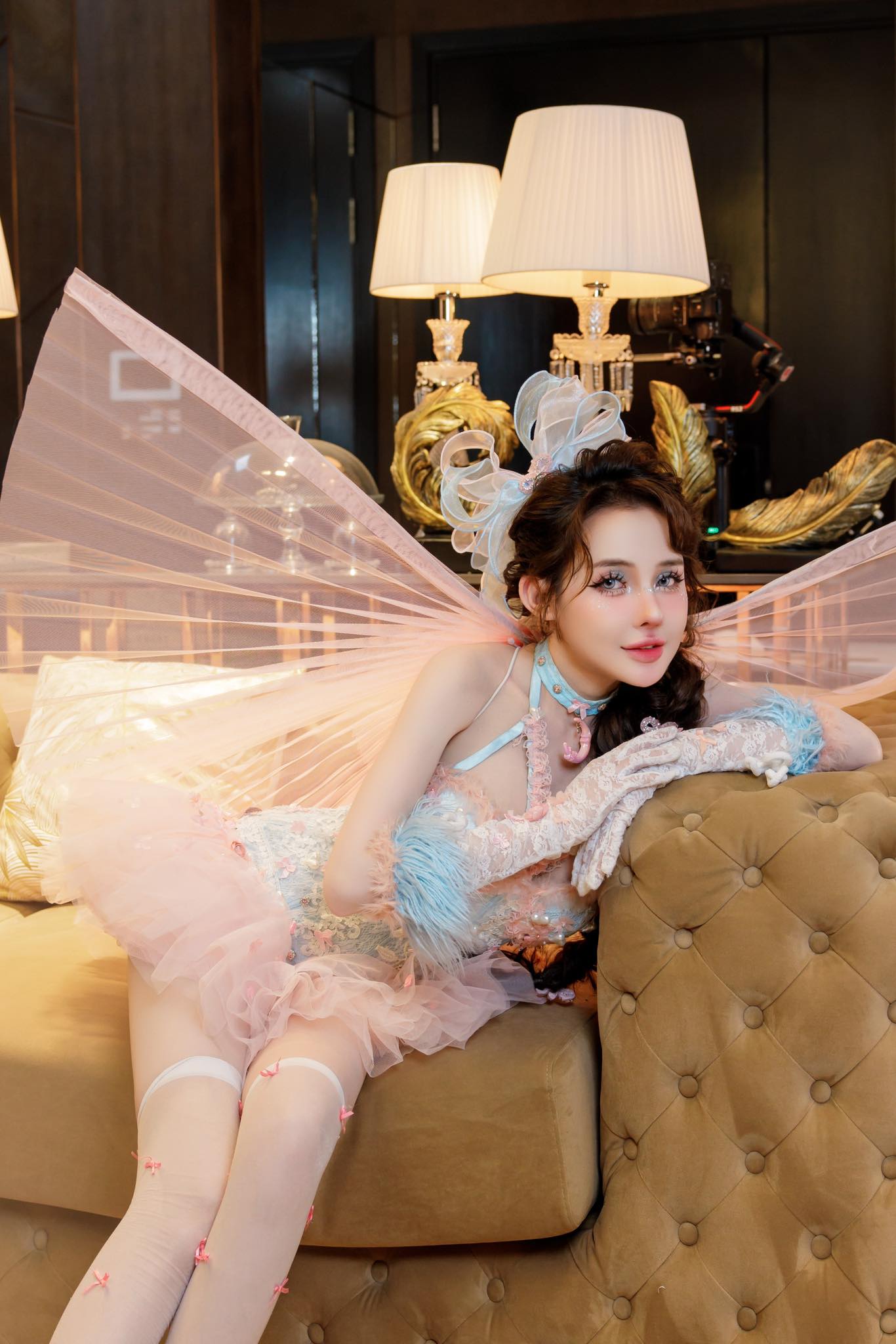 Ngân 98 Stuns Gamers with Sexy Game-Inspired Outfits 5 Ngân 98 in stylish outfit