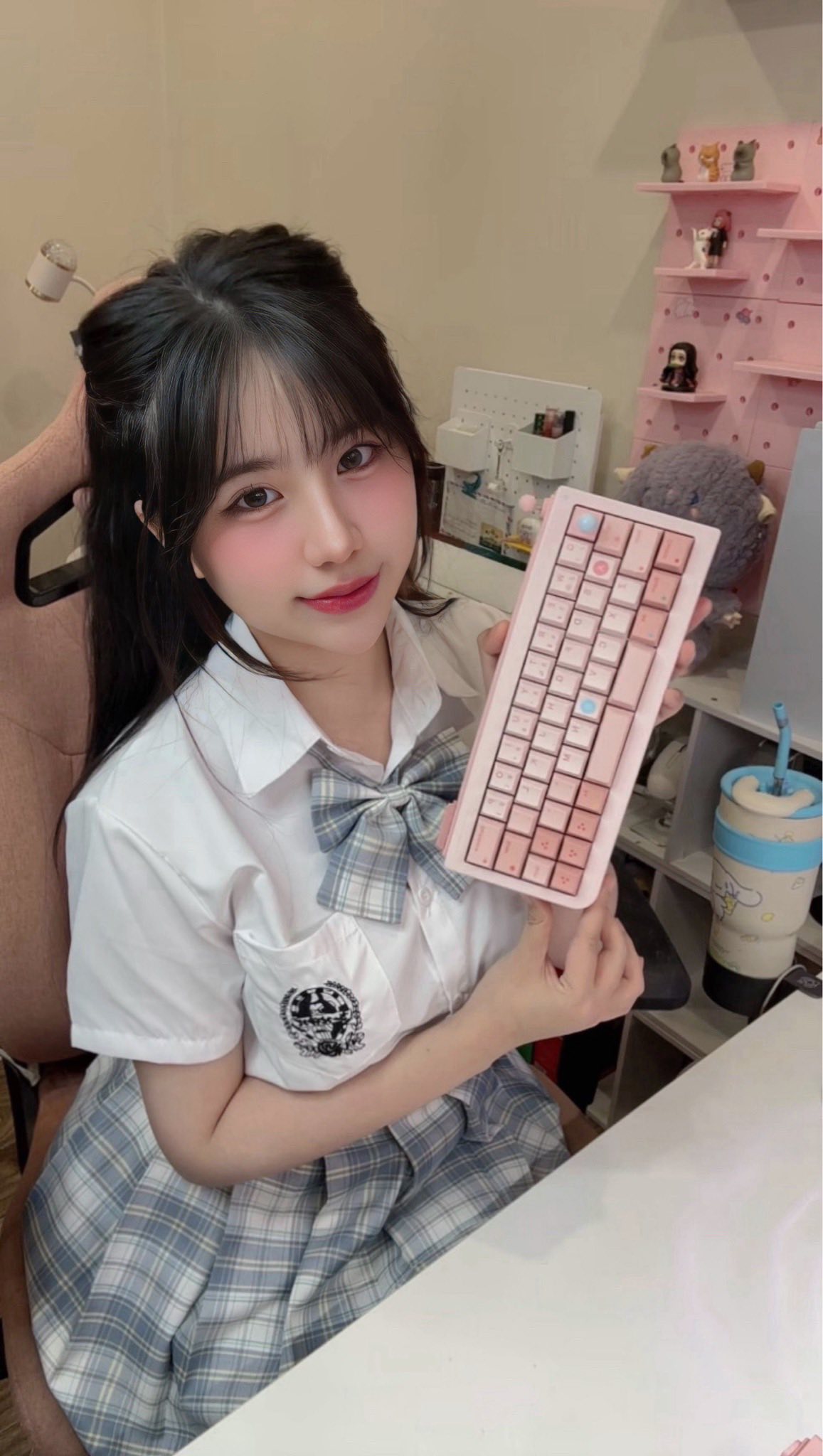 Streamer Tiểu An Nails the Perfect Gaming Setup for Big Views 5 Tiểu An's gaming chair and setup details