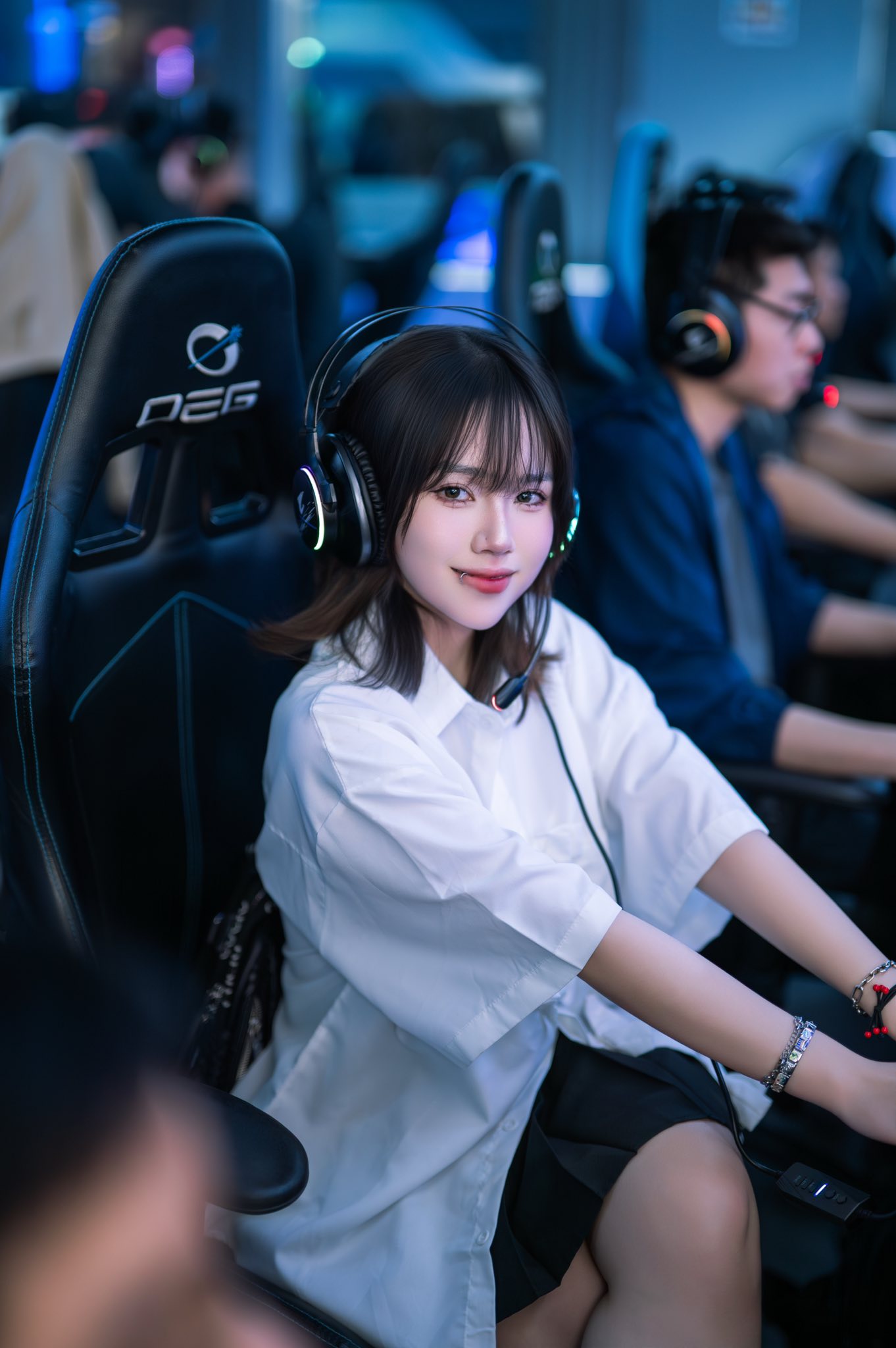 Mai Anh: The Viral Hot Girl Lighting Up Internet Cafes 3 Mai Anh casual style