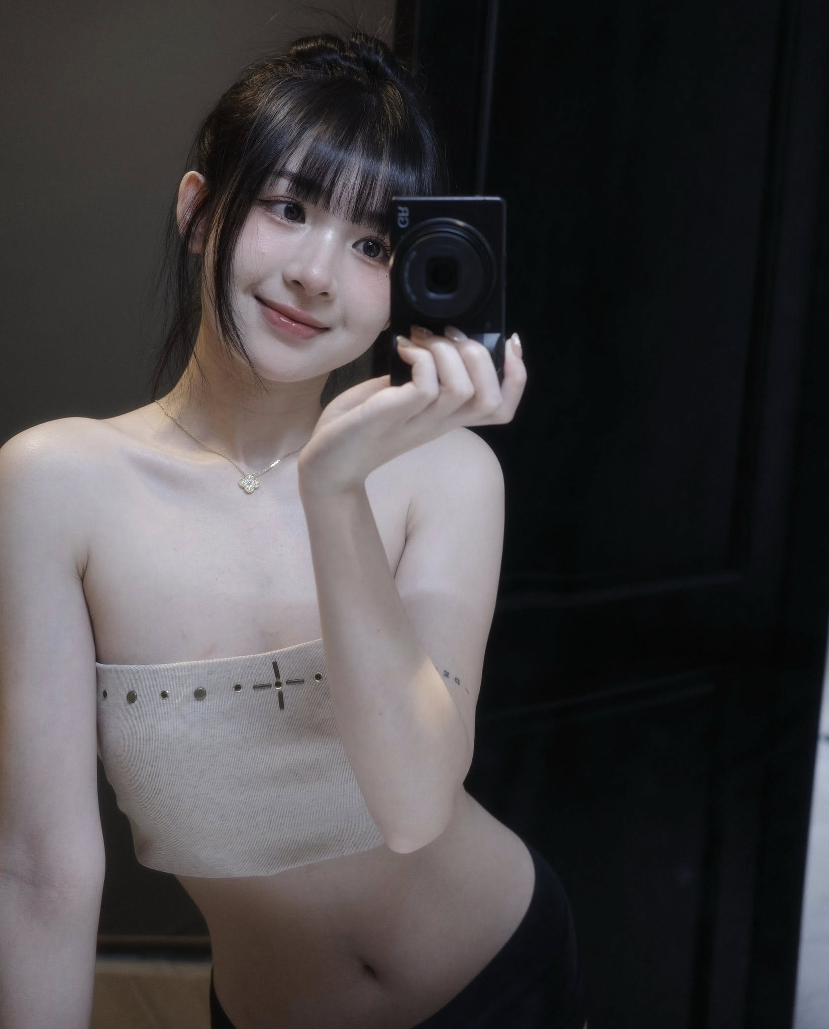 Kim Chung Phan’s Bikini Pics Spark Envy Among Liên Quân Fans 1 Kim Chung Phan posing