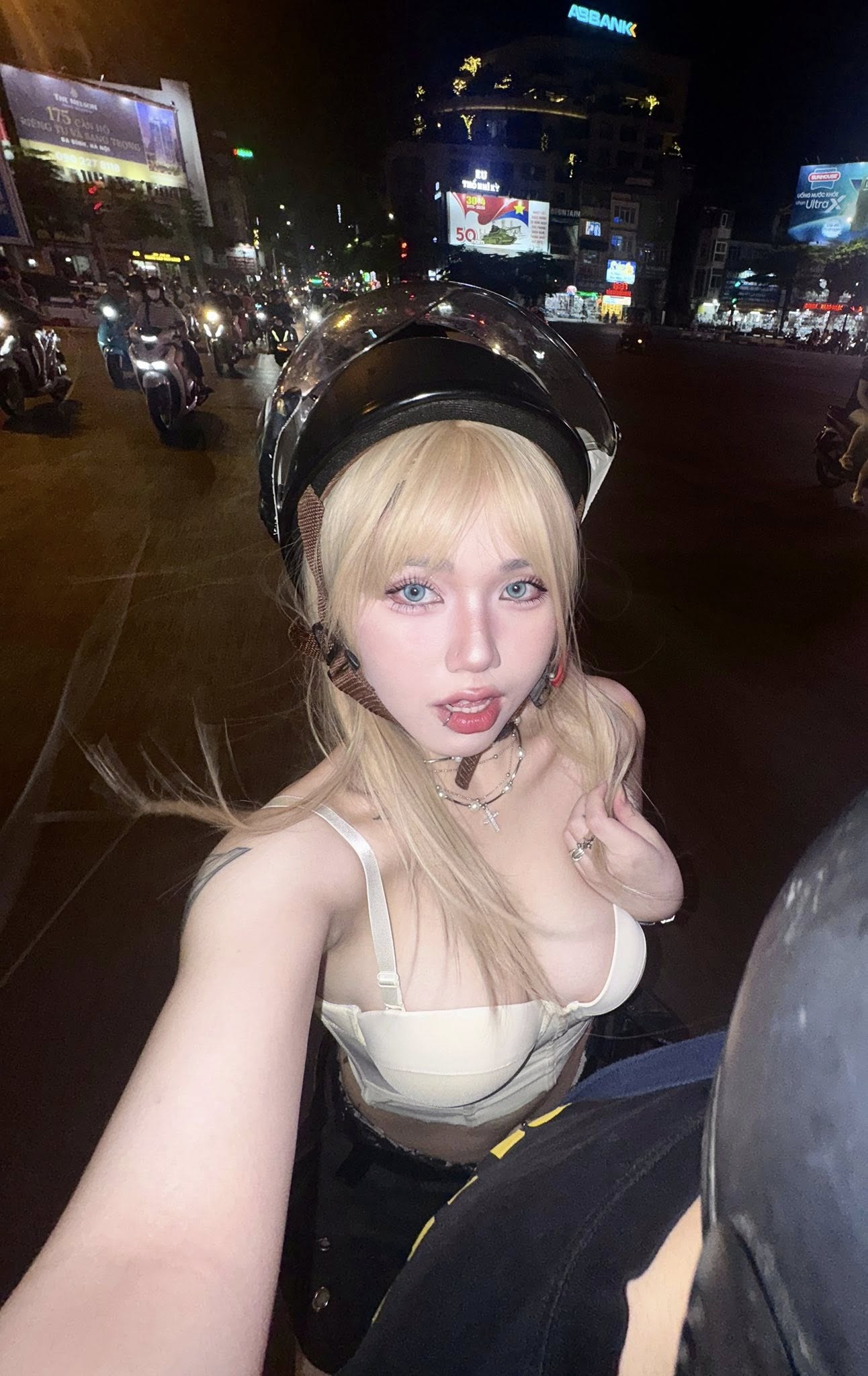 Mai Anh: The Viral Hot Girl Lighting Up Internet Cafes 8 Mai Anh casual gaming style