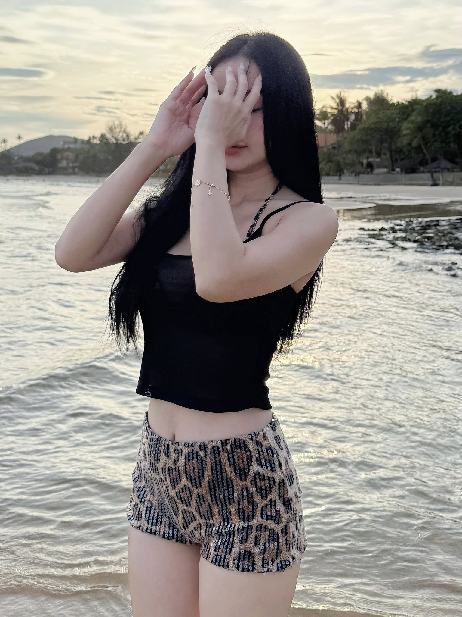 Cindy Lư always knows how to pick outfits that fit the occasion.