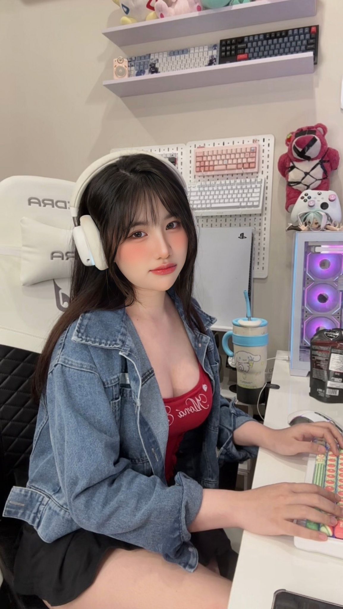 Streamer Tiểu An Nails the Perfect Gaming Setup for Big Views 1 Streamer Tiểu An at her gaming setup