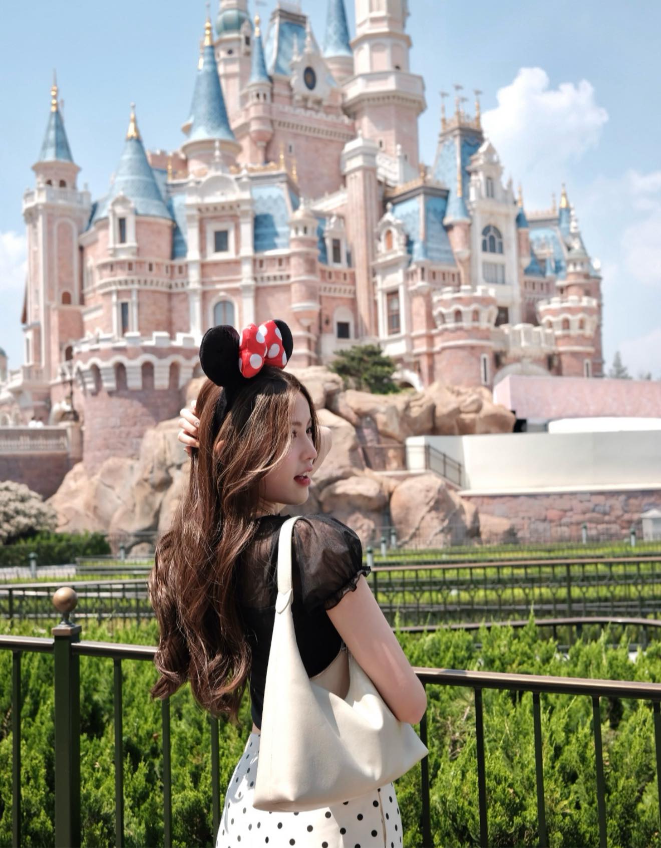Tăng Mỹ Hàn’s Dreamy Photos Win Fans Back After Drama 4 Tăng Mỹ Hàn posing confidently