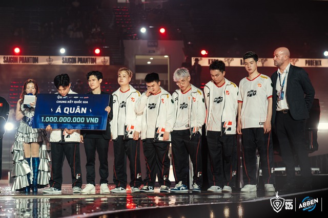 Team Flash Manager Clears Up Finals Drama Over Award Snub 2 Team Flash players looking down and dazed on stage
