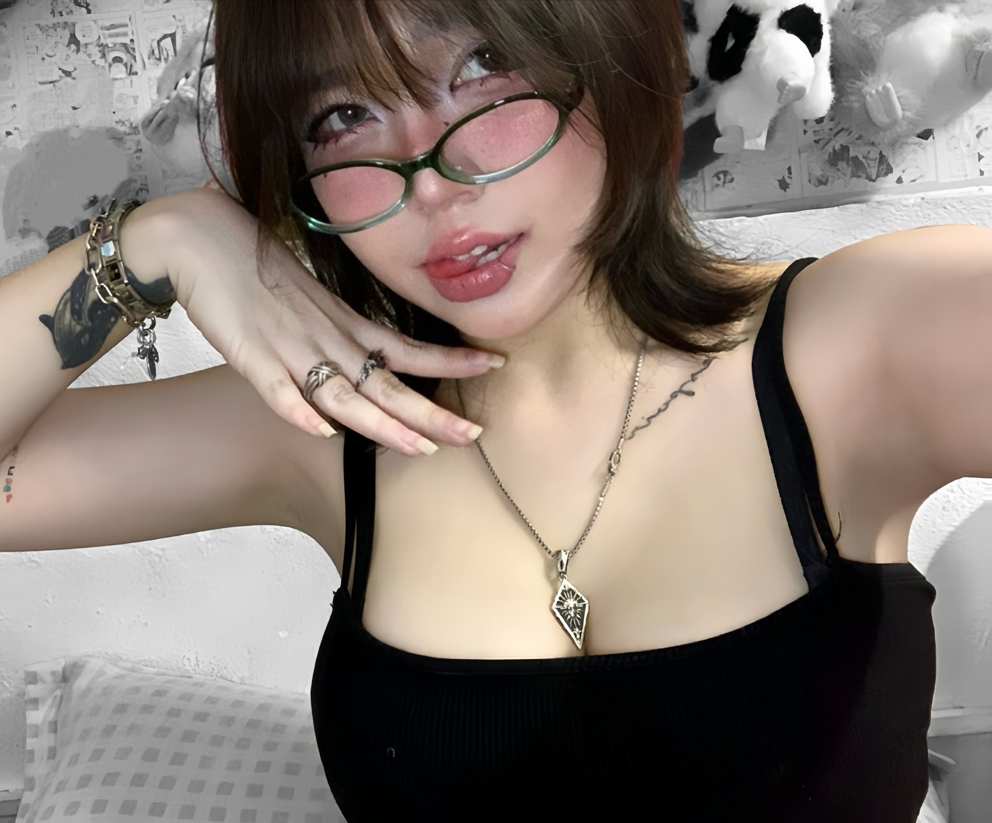 Mai Anh: The Viral Hot Girl Lighting Up Internet Cafes 4 Mai Anh confident pose