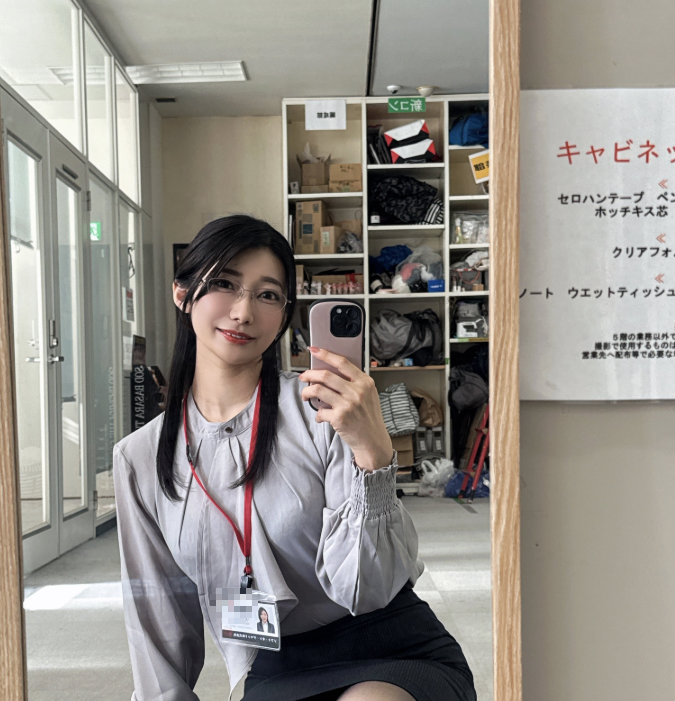 From Secretary to Rising Hot Girl: Yoshino Moriya’s Bold Career Switch 1 Yoshino Moriya posing elegantly