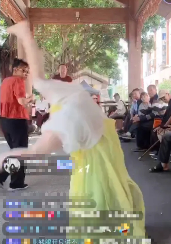 Streamer Stays Confident Despite Awkward Comment During Live Dance 2 Streamer Dien Thai Hue reacting to comment