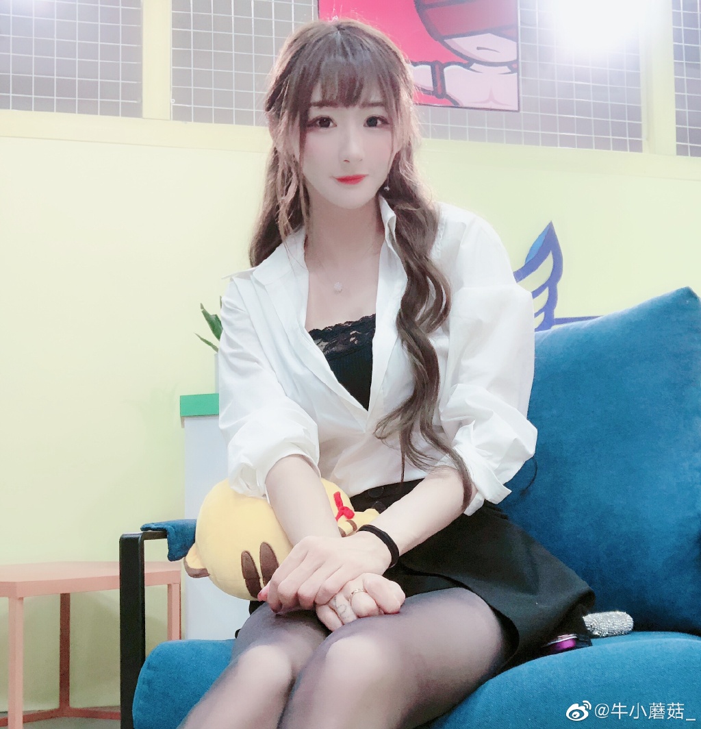 Streamer Banned After Wardrobe Slip Sparks Controversy 5 Streamer’s provocative style sparks debate